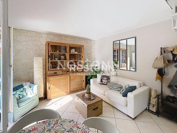 A vendre maison-appartement  en duplex à Fontenay Le Fleury avec garage et jardin-terrasse .