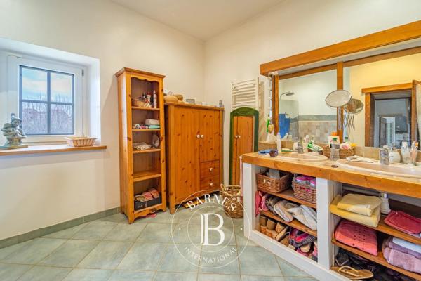Bourgoin-Jallieu, Ferme 3 Chambres -  200 m² à vendre