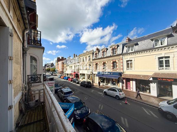 APPARTEMENT 3 CHAMBRES - BALCON - DEAUVILLE HYPERCENTRE