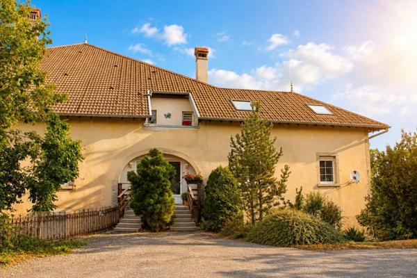 Ferme franc-comtoise 3 logements loués et surface brute aménageable