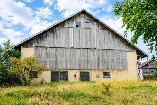 Ferme franc-comtoise 3 logements loués et surface brute aménageable