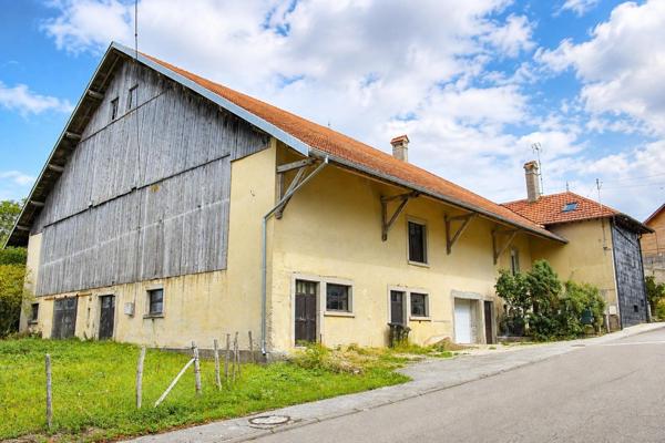 Ferme franc-comtoise 3 logements loués et surface brute aménageable