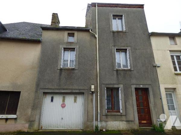 Maison de ville, comprenant :
Au rez-de-chaussée : cuisine, dégagement, garage, buanderie, WC
...