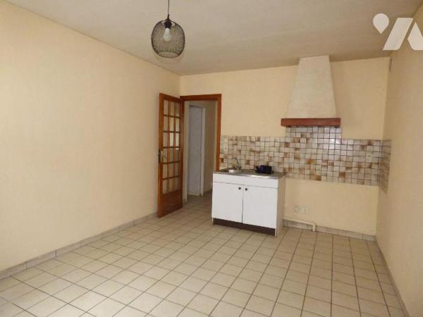 Maison de ville, comprenant :
Au rez-de-chaussée : cuisine, dégagement, garage, buanderie, WC
...