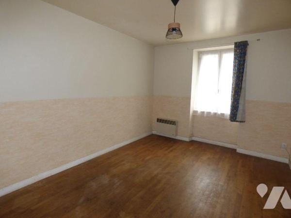 Maison de ville, comprenant :
Au rez-de-chaussée : cuisine, dégagement, garage, buanderie, WC
...