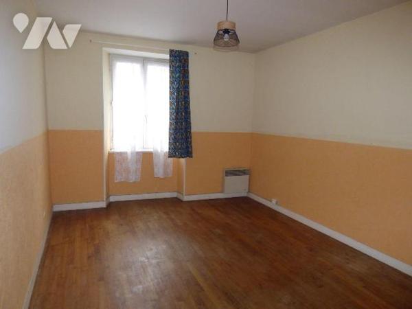 Maison de ville, comprenant :
Au rez-de-chaussée : cuisine, dégagement, garage, buanderie, WC
...