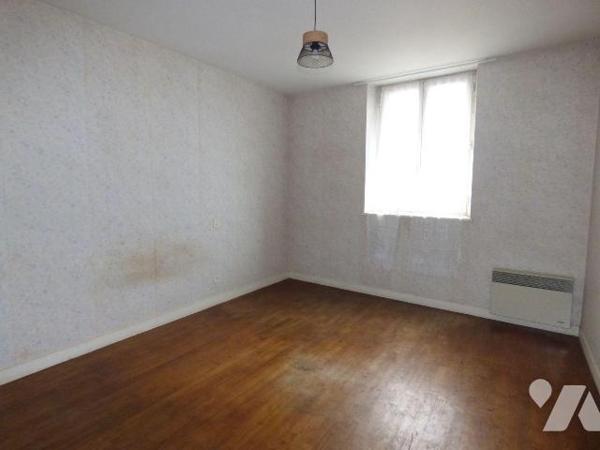 Maison de ville, comprenant :
Au rez-de-chaussée : cuisine, dégagement, garage, buanderie, WC
...