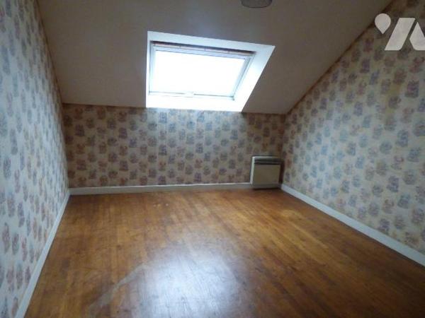 Maison de ville, comprenant :
Au rez-de-chaussée : cuisine, dégagement, garage, buanderie, WC
...