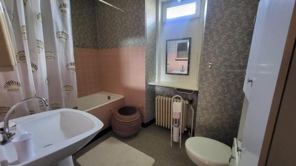 Grande maison familiale dans le centre de St Jouan des Guérets