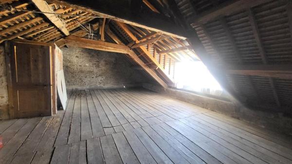 Grande maison familiale dans le centre de St Jouan des Guérets