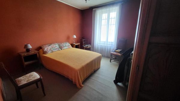 Grande maison familiale dans le centre de St Jouan des Guérets