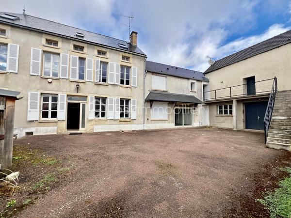 CETTE MAGNIFIQUE MAISON F10 AVEC GARAGE ET LOGEMENT INDÉPENDANT COMPRENANT : une spacieuse entrée, salon séjour avec cheminée insert, une salle à manger avec cuisine ouverte aménagée et équipée, une suite parentale avec sa salle d’eau, wc séparé. À l’étage, vous retrouverez un joli palier desservant 2 grandes suites parentales ( avec leur salle d’eau / salle de bains, dressings privatifs et wc ).  Au dernier vous profiterez de 2 belles chambres, une salle d’eau avec wc. Coté extérieur vous retrouverez une jolie cours, un terrain clos et arboré, un garage avec porte motorisée.    Depuis la maison principale une buanderie permet l’accès au logement indépendant, mais aussi au garage et au terrain arrière. Le logement indépendant est accessible aussi depuis l’extérieur via un escalier privatif. Logement F2 avec vaste salon séjour cuisine ouverte entièrement équipée et aménagée, salle d’eau et wc, chambres avec mezzanine […] 

Chauffage par pompe à chaleur air/eau récente, insert bois, poêle à granulé. 

Idéale pour résidence secondaire, gîtes, famille nombreuses […] 

À très vite pour une visite !
