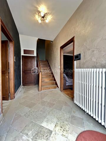 CETTE MAGNIFIQUE MAISON F10 AVEC GARAGE ET LOGEMENT INDÉPENDANT COMPRENANT : une spacieuse entrée, salon séjour avec cheminée insert, une salle à manger avec cuisine ouverte aménagée et équipée, une suite parentale avec sa salle d’eau, wc séparé. À l’étage, vous retrouverez un joli palier desservant 2 grandes suites parentales ( avec leur salle d’eau / salle de bains, dressings privatifs et wc ).  Au dernier vous profiterez de 2 belles chambres, une salle d’eau avec wc. Coté extérieur vous retrouverez une jolie cours, un terrain clos et arboré, un garage avec porte motorisée.    Depuis la maison principale une buanderie permet l’accès au logement indépendant, mais aussi au garage et au terrain arrière. Le logement indépendant est accessible aussi depuis l’extérieur via un escalier privatif. Logement F2 avec vaste salon séjour cuisine ouverte entièrement équipée et aménagée, salle d’eau et wc, chambres avec mezzanine […] 

Chauffage par pompe à chaleur air/eau récente, insert bois, poêle à granulé. 

Idéale pour résidence secondaire, gîtes, famille nombreuses […] 

À très vite pour une visite !
