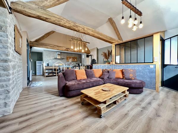 CETTE MAGNIFIQUE MAISON F10 AVEC GARAGE ET LOGEMENT INDÉPENDANT COMPRENANT : une spacieuse entrée, salon séjour avec cheminée insert, une salle à manger avec cuisine ouverte aménagée et équipée, une suite parentale avec sa salle d’eau, wc séparé. À l’étage, vous retrouverez un joli palier desservant 2 grandes suites parentales ( avec leur salle d’eau / salle de bains, dressings privatifs et wc ).  Au dernier vous profiterez de 2 belles chambres, une salle d’eau avec wc. Coté extérieur vous retrouverez une jolie cours, un terrain clos et arboré, un garage avec porte motorisée.    Depuis la maison principale une buanderie permet l’accès au logement indépendant, mais aussi au garage et au terrain arrière. Le logement indépendant est accessible aussi depuis l’extérieur via un escalier privatif. Logement F2 avec vaste salon séjour cuisine ouverte entièrement équipée et aménagée, salle d’eau et wc, chambres avec mezzanine […] 

Chauffage par pompe à chaleur air/eau récente, insert bois, poêle à granulé. 

Idéale pour résidence secondaire, gîtes, famille nombreuses […] 

À très vite pour une visite !