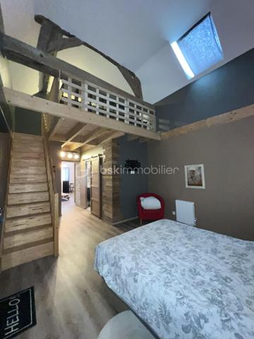 CETTE MAGNIFIQUE MAISON F10 AVEC GARAGE ET LOGEMENT INDÉPENDANT COMPRENANT : une spacieuse entrée, salon séjour avec cheminée insert, une salle à manger avec cuisine ouverte aménagée et équipée, une suite parentale avec sa salle d’eau, wc séparé. À l’étage, vous retrouverez un joli palier desservant 2 grandes suites parentales ( avec leur salle d’eau / salle de bains, dressings privatifs et wc ).  Au dernier vous profiterez de 2 belles chambres, une salle d’eau avec wc. Coté extérieur vous retrouverez une jolie cours, un terrain clos et arboré, un garage avec porte motorisée.    Depuis la maison principale une buanderie permet l’accès au logement indépendant, mais aussi au garage et au terrain arrière. Le logement indépendant est accessible aussi depuis l’extérieur via un escalier privatif. Logement F2 avec vaste salon séjour cuisine ouverte entièrement équipée et aménagée, salle d’eau et wc, chambres avec mezzanine […] 

Chauffage par pompe à chaleur air/eau récente, insert bois, poêle à granulé. 

Idéale pour résidence secondaire, gîtes, famille nombreuses […] 

À très vite pour une visite !