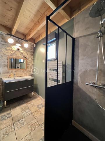 CETTE MAGNIFIQUE MAISON F10 AVEC GARAGE ET LOGEMENT INDÉPENDANT COMPRENANT : une spacieuse entrée, salon séjour avec cheminée insert, une salle à manger avec cuisine ouverte aménagée et équipée, une suite parentale avec sa salle d’eau, wc séparé. À l’étage, vous retrouverez un joli palier desservant 2 grandes suites parentales ( avec leur salle d’eau / salle de bains, dressings privatifs et wc ).  Au dernier vous profiterez de 2 belles chambres, une salle d’eau avec wc. Coté extérieur vous retrouverez une jolie cours, un terrain clos et arboré, un garage avec porte motorisée.    Depuis la maison principale une buanderie permet l’accès au logement indépendant, mais aussi au garage et au terrain arrière. Le logement indépendant est accessible aussi depuis l’extérieur via un escalier privatif. Logement F2 avec vaste salon séjour cuisine ouverte entièrement équipée et aménagée, salle d’eau et wc, chambres avec mezzanine […] 

Chauffage par pompe à chaleur air/eau récente, insert bois, poêle à granulé. 

Idéale pour résidence secondaire, gîtes, famille nombreuses […] 

À très vite pour une visite !