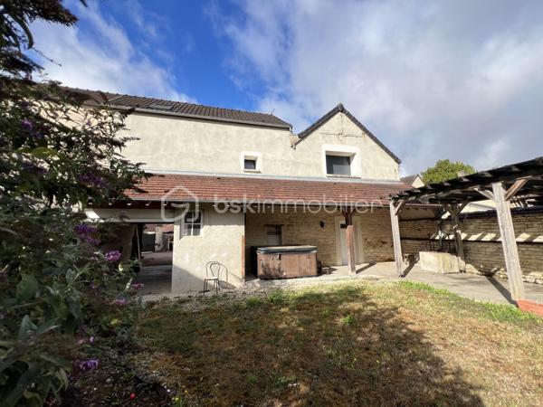 CETTE MAGNIFIQUE MAISON F10 AVEC GARAGE ET LOGEMENT INDÉPENDANT COMPRENANT : une spacieuse entrée, salon séjour avec cheminée insert, une salle à manger avec cuisine ouverte aménagée et équipée, une suite parentale avec sa salle d’eau, wc séparé. À l’étage, vous retrouverez un joli palier desservant 2 grandes suites parentales ( avec leur salle d’eau / salle de bains, dressings privatifs et wc ).  Au dernier vous profiterez de 2 belles chambres, une salle d’eau avec wc. Coté extérieur vous retrouverez une jolie cours, un terrain clos et arboré, un garage avec porte motorisée.    Depuis la maison principale une buanderie permet l’accès au logement indépendant, mais aussi au garage et au terrain arrière. Le logement indépendant est accessible aussi depuis l’extérieur via un escalier privatif. Logement F2 avec vaste salon séjour cuisine ouverte entièrement équipée et aménagée, salle d’eau et wc, chambres avec mezzanine […] 

Chauffage par pompe à chaleur air/eau récente, insert bois, poêle à granulé. 

Idéale pour résidence secondaire, gîtes, famille nombreuses […] 

À très vite pour une visite !