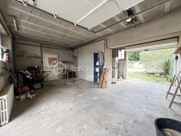 CETTE MAGNIFIQUE MAISON F10 AVEC GARAGE ET LOGEMENT INDÉPENDANT COMPRENANT : une spacieuse entrée, salon séjour avec cheminée insert, une salle à manger avec cuisine ouverte aménagée et équipée, une suite parentale avec sa salle d’eau, wc séparé. À l’étage, vous retrouverez un joli palier desservant 2 grandes suites parentales ( avec leur salle d’eau / salle de bains, dressings privatifs et wc ).  Au dernier vous profiterez de 2 belles chambres, une salle d’eau avec wc. Coté extérieur vous retrouverez une jolie cours, un terrain clos et arboré, un garage avec porte motorisée.    Depuis la maison principale une buanderie permet l’accès au logement indépendant, mais aussi au garage et au terrain arrière. Le logement indépendant est accessible aussi depuis l’extérieur via un escalier privatif. Logement F2 avec vaste salon séjour cuisine ouverte entièrement équipée et aménagée, salle d’eau et wc, chambres avec mezzanine […] 

Chauffage par pompe à chaleur air/eau récente, insert bois, poêle à granulé. 

Idéale pour résidence secondaire, gîtes, famille nombreuses […] 

À très vite pour une visite !