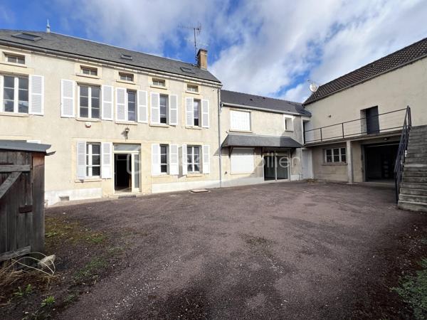 CETTE MAGNIFIQUE MAISON F10 AVEC GARAGE ET LOGEMENT INDÉPENDANT COMPRENANT : une spacieuse entrée, salon séjour avec cheminée insert, une salle à manger avec cuisine ouverte aménagée et équipée, une suite parentale avec sa salle d’eau, wc séparé. À l’étage, vous retrouverez un joli palier desservant 2 grandes suites parentales ( avec leur salle d’eau / salle de bains, dressings privatifs et wc ).  Au dernier vous profiterez de 2 belles chambres, une salle d’eau avec wc. Coté extérieur vous retrouverez une jolie cours, un terrain clos et arboré, un garage avec porte motorisée.    Depuis la maison principale une buanderie permet l’accès au logement indépendant, mais aussi au garage et au terrain arrière. Le logement indépendant est accessible aussi depuis l’extérieur via un escalier privatif. Logement F2 avec vaste salon séjour cuisine ouverte entièrement équipée et aménagée, salle d’eau et wc, chambres avec mezzanine […] 

Chauffage par pompe à chaleur air/eau récente, insert bois, poêle à granulé. 

Idéale pour résidence secondaire, gîtes, famille nombreuses […] 

À très vite pour une visite !