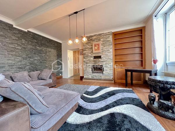 CETTE MAGNIFIQUE MAISON F10 AVEC GARAGE ET LOGEMENT INDÉPENDANT COMPRENANT : une spacieuse entrée, salon séjour avec cheminée insert, une salle à manger avec cuisine ouverte aménagée et équipée, une suite parentale avec sa salle d’eau, wc séparé. À l’étage, vous retrouverez un joli palier desservant 2 grandes suites parentales ( avec leur salle d’eau / salle de bains, dressings privatifs et wc ).  Au dernier vous profiterez de 2 belles chambres, une salle d’eau avec wc. Coté extérieur vous retrouverez une jolie cours, un terrain clos et arboré, un garage avec porte motorisée.    Depuis la maison principale une buanderie permet l’accès au logement indépendant, mais aussi au garage et au terrain arrière. Le logement indépendant est accessible aussi depuis l’extérieur via un escalier privatif. Logement F2 avec vaste salon séjour cuisine ouverte entièrement équipée et aménagée, salle d’eau et wc, chambres avec mezzanine […] 

Chauffage par pompe à chaleur air/eau récente, insert bois, poêle à granulé. 

Idéale pour résidence secondaire, gîtes, famille nombreuses […] 

À très vite pour une visite !