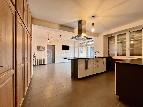 CETTE MAGNIFIQUE MAISON F10 AVEC GARAGE ET LOGEMENT INDÉPENDANT COMPRENANT : une spacieuse entrée, salon séjour avec cheminée insert, une salle à manger avec cuisine ouverte aménagée et équipée, une suite parentale avec sa salle d’eau, wc séparé. À l’étage, vous retrouverez un joli palier desservant 2 grandes suites parentales ( avec leur salle d’eau / salle de bains, dressings privatifs et wc ).  Au dernier vous profiterez de 2 belles chambres, une salle d’eau avec wc. Coté extérieur vous retrouverez une jolie cours, un terrain clos et arboré, un garage avec porte motorisée.    Depuis la maison principale une buanderie permet l’accès au logement indépendant, mais aussi au garage et au terrain arrière. Le logement indépendant est accessible aussi depuis l’extérieur via un escalier privatif. Logement F2 avec vaste salon séjour cuisine ouverte entièrement équipée et aménagée, salle d’eau et wc, chambres avec mezzanine […] 

Chauffage par pompe à chaleur air/eau récente, insert bois, poêle à granulé. 

Idéale pour résidence secondaire, gîtes, famille nombreuses […] 

À très vite pour une visite !