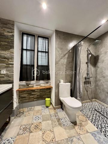 CETTE MAGNIFIQUE MAISON F10 AVEC GARAGE ET LOGEMENT INDÉPENDANT COMPRENANT : une spacieuse entrée, salon séjour avec cheminée insert, une salle à manger avec cuisine ouverte aménagée et équipée, une suite parentale avec sa salle d’eau, wc séparé. À l’étage, vous retrouverez un joli palier desservant 2 grandes suites parentales ( avec leur salle d’eau / salle de bains, dressings privatifs et wc ).  Au dernier vous profiterez de 2 belles chambres, une salle d’eau avec wc. Coté extérieur vous retrouverez une jolie cours, un terrain clos et arboré, un garage avec porte motorisée.    Depuis la maison principale une buanderie permet l’accès au logement indépendant, mais aussi au garage et au terrain arrière. Le logement indépendant est accessible aussi depuis l’extérieur via un escalier privatif. Logement F2 avec vaste salon séjour cuisine ouverte entièrement équipée et aménagée, salle d’eau et wc, chambres avec mezzanine […] 

Chauffage par pompe à chaleur air/eau récente, insert bois, poêle à granulé. 

Idéale pour résidence secondaire, gîtes, famille nombreuses […] 

À très vite pour une visite !