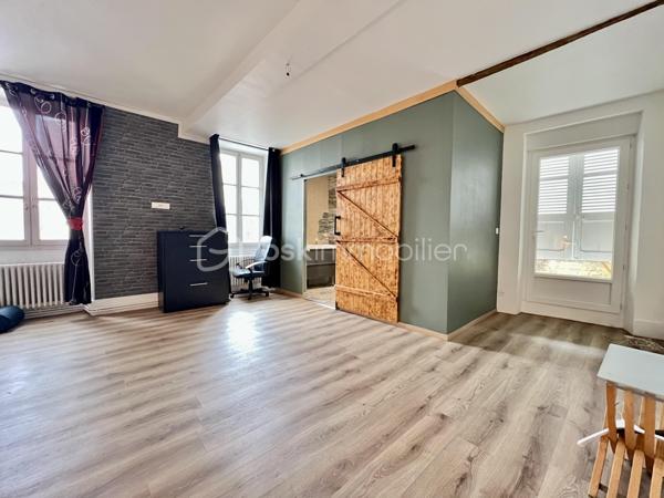 CETTE MAGNIFIQUE MAISON F10 AVEC GARAGE ET LOGEMENT INDÉPENDANT COMPRENANT : une spacieuse entrée, salon séjour avec cheminée insert, une salle à manger avec cuisine ouverte aménagée et équipée, une suite parentale avec sa salle d’eau, wc séparé. À l’étage, vous retrouverez un joli palier desservant 2 grandes suites parentales ( avec leur salle d’eau / salle de bains, dressings privatifs et wc ).  Au dernier vous profiterez de 2 belles chambres, une salle d’eau avec wc. Coté extérieur vous retrouverez une jolie cours, un terrain clos et arboré, un garage avec porte motorisée.    Depuis la maison principale une buanderie permet l’accès au logement indépendant, mais aussi au garage et au terrain arrière. Le logement indépendant est accessible aussi depuis l’extérieur via un escalier privatif. Logement F2 avec vaste salon séjour cuisine ouverte entièrement équipée et aménagée, salle d’eau et wc, chambres avec mezzanine […] 

Chauffage par pompe à chaleur air/eau récente, insert bois, poêle à granulé. 

Idéale pour résidence secondaire, gîtes, famille nombreuses […] 

À très vite pour une visite !