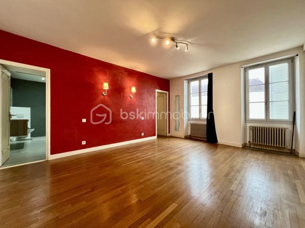 CETTE MAGNIFIQUE MAISON F10 AVEC GARAGE ET LOGEMENT INDÉPENDANT COMPRENANT : une spacieuse entrée, salon séjour avec cheminée insert, une salle à manger avec cuisine ouverte aménagée et équipée, une suite parentale avec sa salle d’eau, wc séparé. À l’étage, vous retrouverez un joli palier desservant 2 grandes suites parentales ( avec leur salle d’eau / salle de bains, dressings privatifs et wc ).  Au dernier vous profiterez de 2 belles chambres, une salle d’eau avec wc. Coté extérieur vous retrouverez une jolie cours, un terrain clos et arboré, un garage avec porte motorisée.    Depuis la maison principale une buanderie permet l’accès au logement indépendant, mais aussi au garage et au terrain arrière. Le logement indépendant est accessible aussi depuis l’extérieur via un escalier privatif. Logement F2 avec vaste salon séjour cuisine ouverte entièrement équipée et aménagée, salle d’eau et wc, chambres avec mezzanine […] 

Chauffage par pompe à chaleur air/eau récente, insert bois, poêle à granulé. 

Idéale pour résidence secondaire, gîtes, famille nombreuses […] 

À très vite pour une visite !
