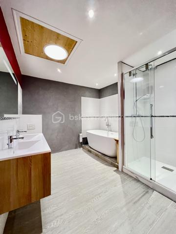 CETTE MAGNIFIQUE MAISON F10 AVEC GARAGE ET LOGEMENT INDÉPENDANT COMPRENANT : une spacieuse entrée, salon séjour avec cheminée insert, une salle à manger avec cuisine ouverte aménagée et équipée, une suite parentale avec sa salle d’eau, wc séparé. À l’étage, vous retrouverez un joli palier desservant 2 grandes suites parentales ( avec leur salle d’eau / salle de bains, dressings privatifs et wc ).  Au dernier vous profiterez de 2 belles chambres, une salle d’eau avec wc. Coté extérieur vous retrouverez une jolie cours, un terrain clos et arboré, un garage avec porte motorisée.    Depuis la maison principale une buanderie permet l’accès au logement indépendant, mais aussi au garage et au terrain arrière. Le logement indépendant est accessible aussi depuis l’extérieur via un escalier privatif. Logement F2 avec vaste salon séjour cuisine ouverte entièrement équipée et aménagée, salle d’eau et wc, chambres avec mezzanine […] 

Chauffage par pompe à chaleur air/eau récente, insert bois, poêle à granulé. 

Idéale pour résidence secondaire, gîtes, famille nombreuses […] 

À très vite pour une visite !