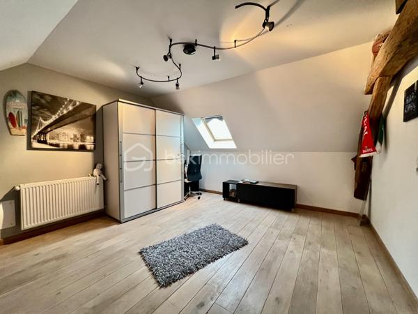 CETTE MAGNIFIQUE MAISON F10 AVEC GARAGE ET LOGEMENT INDÉPENDANT COMPRENANT : une spacieuse entrée, salon séjour avec cheminée insert, une salle à manger avec cuisine ouverte aménagée et équipée, une suite parentale avec sa salle d’eau, wc séparé. À l’étage, vous retrouverez un joli palier desservant 2 grandes suites parentales ( avec leur salle d’eau / salle de bains, dressings privatifs et wc ).  Au dernier vous profiterez de 2 belles chambres, une salle d’eau avec wc. Coté extérieur vous retrouverez une jolie cours, un terrain clos et arboré, un garage avec porte motorisée.    Depuis la maison principale une buanderie permet l’accès au logement indépendant, mais aussi au garage et au terrain arrière. Le logement indépendant est accessible aussi depuis l’extérieur via un escalier privatif. Logement F2 avec vaste salon séjour cuisine ouverte entièrement équipée et aménagée, salle d’eau et wc, chambres avec mezzanine […] 

Chauffage par pompe à chaleur air/eau récente, insert bois, poêle à granulé. 

Idéale pour résidence secondaire, gîtes, famille nombreuses […] 

À très vite pour une visite !
