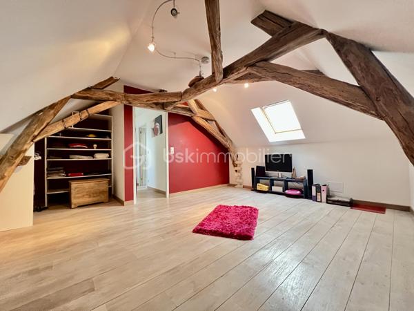 CETTE MAGNIFIQUE MAISON F10 AVEC GARAGE ET LOGEMENT INDÉPENDANT COMPRENANT : une spacieuse entrée, salon séjour avec cheminée insert, une salle à manger avec cuisine ouverte aménagée et équipée, une suite parentale avec sa salle d’eau, wc séparé. À l’étage, vous retrouverez un joli palier desservant 2 grandes suites parentales ( avec leur salle d’eau / salle de bains, dressings privatifs et wc ).  Au dernier vous profiterez de 2 belles chambres, une salle d’eau avec wc. Coté extérieur vous retrouverez une jolie cours, un terrain clos et arboré, un garage avec porte motorisée.    Depuis la maison principale une buanderie permet l’accès au logement indépendant, mais aussi au garage et au terrain arrière. Le logement indépendant est accessible aussi depuis l’extérieur via un escalier privatif. Logement F2 avec vaste salon séjour cuisine ouverte entièrement équipée et aménagée, salle d’eau et wc, chambres avec mezzanine […] 

Chauffage par pompe à chaleur air/eau récente, insert bois, poêle à granulé. 

Idéale pour résidence secondaire, gîtes, famille nombreuses […] 

À très vite pour une visite !