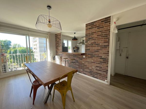 A LOUER - APPARTEMENT MEUBLE DE TYPE 3 - BALCON - TRAVERSANT