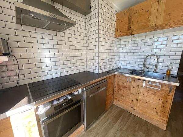 A LOUER - APPARTEMENT MEUBLE DE TYPE 3 - BALCON - TRAVERSANT