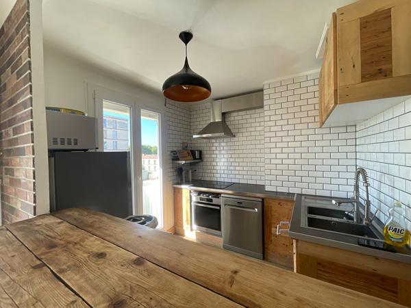 A LOUER - APPARTEMENT MEUBLE DE TYPE 3 - BALCON - TRAVERSANT