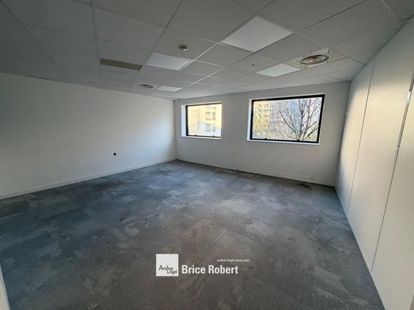 Location bureaux lumineux Lyon 9eme immeuble indépendant accès direct