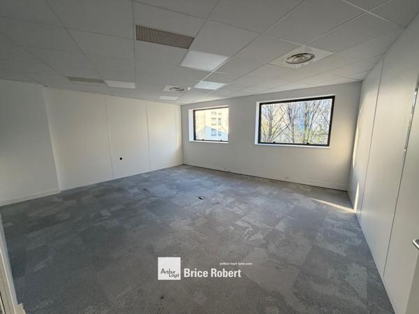 Location bureaux lumineux Lyon 9eme immeuble indépendant accès direct