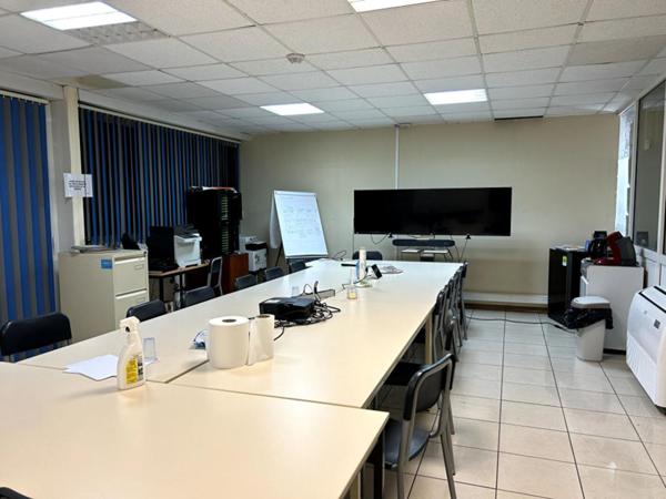 Bureaux à louer à Cayenne plateau aménagé de 340 m2 avec stationnement