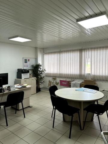 Bureaux à louer à Cayenne plateau aménagé de 340 m2 avec stationnement