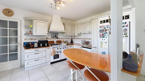 Maison familiale lumineuse et verdoyante