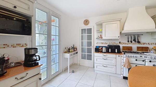 Maison familiale lumineuse et verdoyante