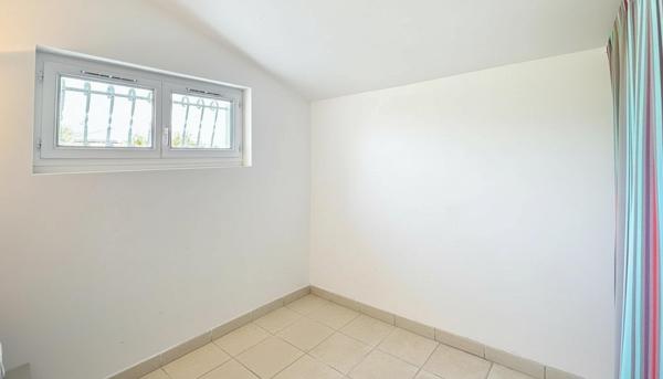 Maison familiale lumineuse et verdoyante