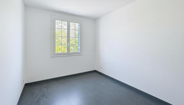 Maison familiale lumineuse et verdoyante