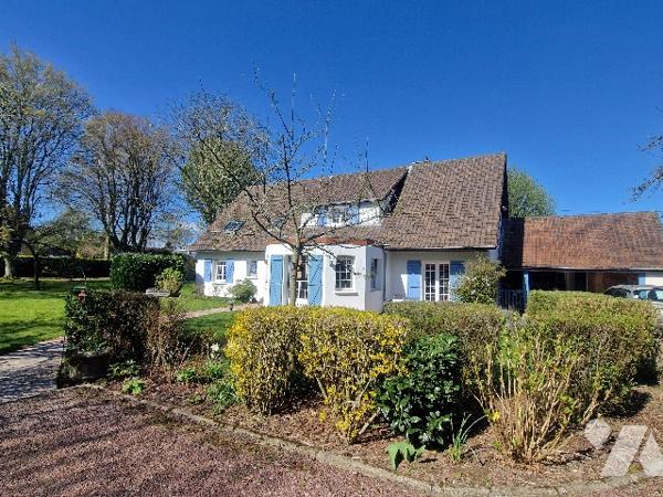 YVETOT, maison d'~212m² sur ~1000m² de terrain, 7 chambres, sous sol, carport.