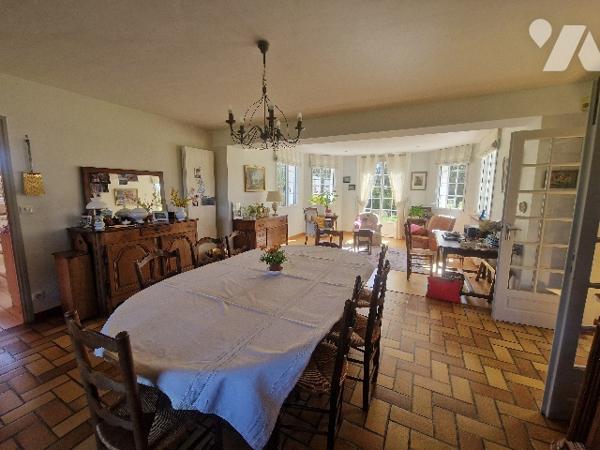 YVETOT, maison d'~212m² sur ~1000m² de terrain, 7 chambres, sous sol, carport.