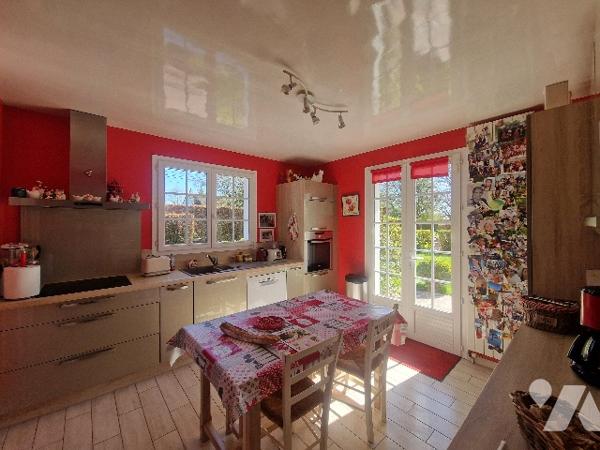 YVETOT, maison d'~212m² sur ~1000m² de terrain, 7 chambres, sous sol, carport.