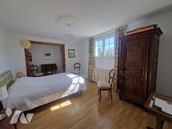 YVETOT, maison d'~212m² sur ~2130m² de terrain, 6 chambres, sous sol, carport.