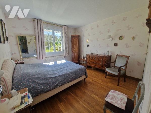 YVETOT, maison d'~212m² sur ~2130m² de terrain, 6 chambres, sous sol, carport.