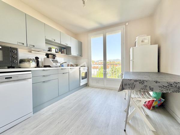 Appartement de type 3 de 60.16 m2 avec loggia, cave et place de stationnement.