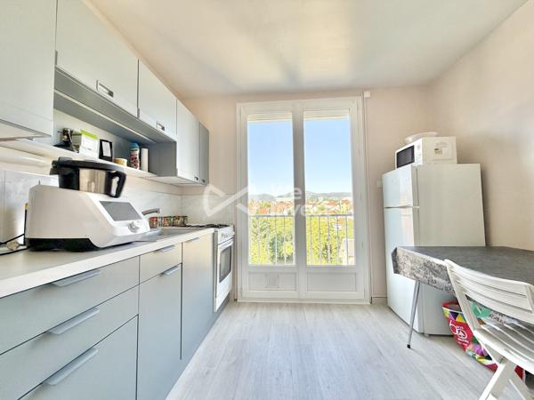 Appartement de type 3 de 60.16 m2 avec loggia, cave et place de stationnement.