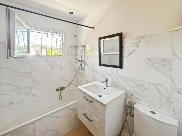 VILLA INDIVIDUELLE 4 PIECES AU CALME SUR 638 M² DE TERRAIN AVEC PISCINE